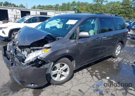 2015 Toyota Sienna Le 8 Passenger z USA, uszkodzony, nr VIN 5TDKK3DC0FS671554